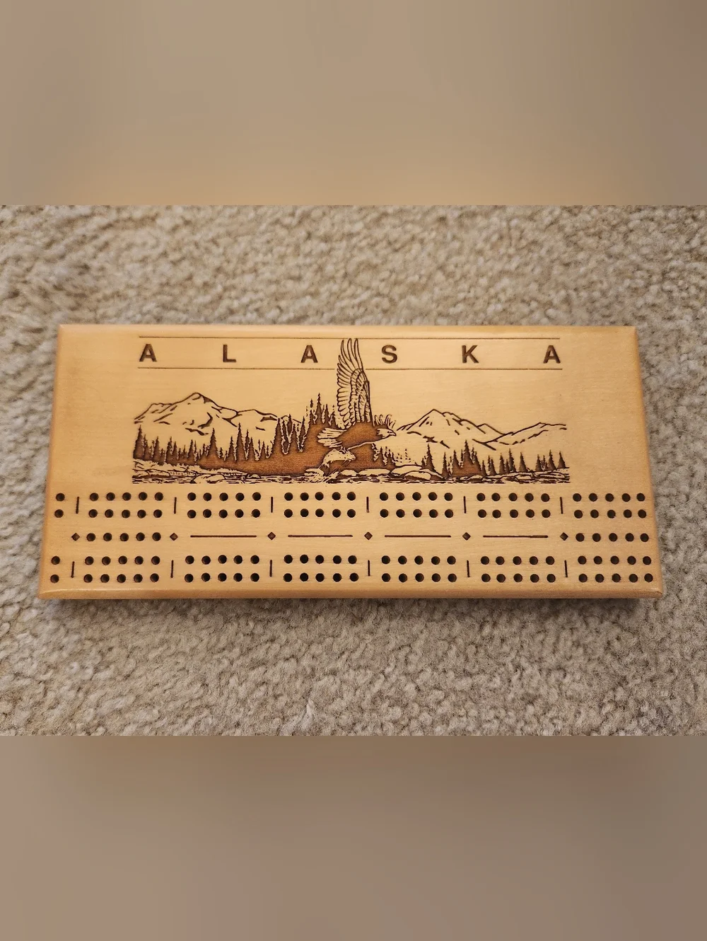 Cribbage Board, Solid Birch, Alaska Carved Eagle, Mountains‎ 6 Pegs